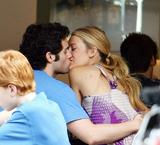 Blake Lively&Penn Badgley New York City - 05.09.09 Th_80883_blake-penn-walk-lunch-10_122_238lo