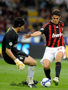 مجموعة صور ل بوفون الحارس الاقوي في العالم Th_03129_ACMilanvJuventusFCSerieAto051t98KO3l_122_337lo