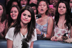 Selena Gomez - LQ x73 Th_229320715_ROBiNHOOD_HQHC_SELENAGOMEZ_8_24_2011_60_122_115lo