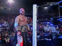 Thunder # 1 : Chavo Guerrero Jr. vs Rey Mysterio Rey_titel_entrance_06-1850004