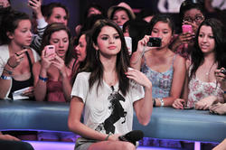 Selena Gomez - LQ x73 Th_229338105_ROBiNHOOD_HQHC_SELENAGOMEZ_8_24_2011_71_122_215lo