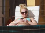 Njene slike...[molim bez komentara] - Page 2 Th_07630_Celebutopia-Britney_Spears_relaxing_in_her_bikini_by_the_pool_in_Miami-14_122_600lo