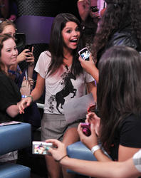 Selena Gomez - LQ x73 Th_229308759_ROBiNHOOD_HQHC_SELENAGOMEZ_8_24_2011_53_122_592lo