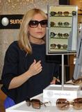 Sarah Michelle Gellar - Page 2 Th_43350_Celebutopia-Sarah_Michelle_Geller_choosing_new_shades_at_the_Sunglass_Hut_store_in_Santa_Monica-05_122_86lo