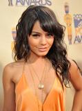 Photoshoots Th_17352_Celebutopia-Vanessa_Hudgens_arrives_at_the_2009_MTV_Movie_Awards-01_122_456lo