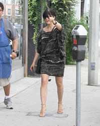 Selma Blair  shopping in L.A. Th_665599714_gallery_main_anne_hathaway_sweaty_061_122_131lo