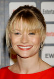 Emilie'nin Katld Davetlerden Resimler Th_69960_celebrity_city_Emilie_De_Ravin_7_122_510lo