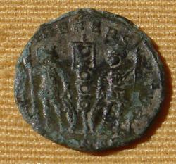 AE3 de Constantino II. GLORIA EXERCITVS. Arlés Th_161537330_016_122_458lo