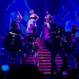 [SPOILER] KYLIE LES FOLIES TOUR Th_54608_19Feb2011__MQ__35__122_560lo