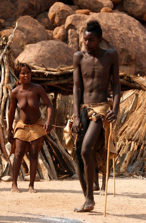 纯天然的“坦荡之美”：袒胸露乳的纳米比亚土族女人(组图) 8A37DA2C17KK0006