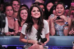 Selena Gomez - LQ x73 Th_229323543_ROBiNHOOD_HQHC_SELENAGOMEZ_8_24_2011_62_122_523lo