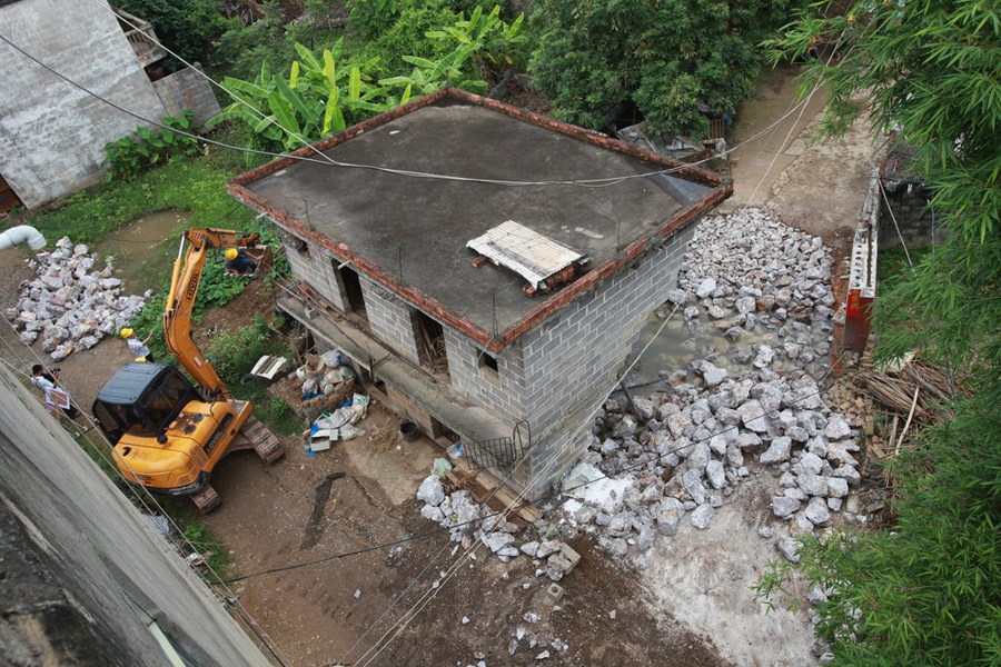 高清图集：南宁地陷村庄再现300平米新坑 300多学生转移 900x600_83I22QTP00AN0001