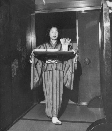 实拍二战后的日本艺妓：喂洗桑拿浴客人喝啤酒(组图) 8C9A350B513O0026