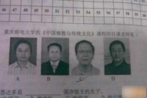 大学囧图：女玩家淡定游戏无视室友秀甜蜜(多图) 7AF18OG20HQO0091