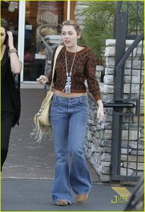 Nov 28, 2010 - Miley Cyrus - At Panera Bread in Studio City Th_81772_tduid1721_Forum.anhmjn.com_20101130084501005_122_416lo