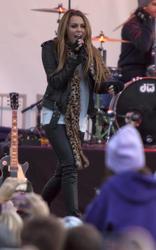 Nov 20, 2010 - Miley Cyrus @ Microsoft Store Grand Opening In Bellevue, Washington (8 pics) Th_55816_tduid1721_Forum.anhmjn.com_005_122_365lo