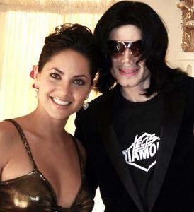 Ele disse; "Meu nome é Michael" Th_292636212_MJJUNDERGROUND2_122_156lo