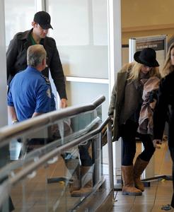 Nov 23, 2010 - Kristen Bell with John Krasinski At LAX airport Th_79451_tduid1721_Forum.anhmjn.com_20101130080553006_122_519lo