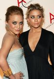 Mary-Kate & Ashley Olsen - Page 6 Th_57eCelebrity_City_Olsens_040_029