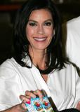 New pictures - Page 20 Th_94710_Celebutopia-Teri_Hatcher_visits_the_Los_Angeles_Regional_Food_Bank-08_122_1055lo