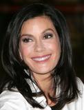 New pictures - Page 20 Th_94917_Celebutopia-Teri_Hatcher_visits_the_Los_Angeles_Regional_Food_Bank-02_122_770lo