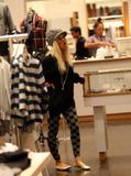 Christina Aguilera - Page 2 Th_44226_celebs4ever_Christina_Aguilera_Candids_Shopping_in_Hollywood_October_4th_2008_0029_122_86lo