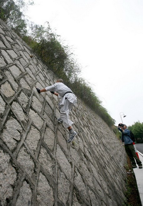 少林寺武僧练就“飞墙走壁” 轻松飞上5米高墙(组图) 8G8NF3HV01020005