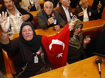 Şehit aileleri, Meclis’e TÜRK bayrakları ile girmemelerine tepki gösterdiler... Sehityakinlari-meclis