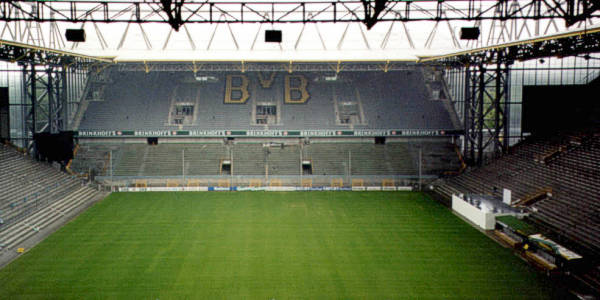 Quel est le nom du stade ? Westfalenstadion-dortmund-3-25e9113