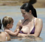 **~Pics de Courtney~** - Page 7 Th_04295_CourtneyCox_Nipple06_14lo