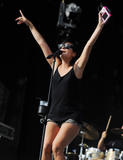 Lily Allen - Shorts on Stage - Londra - 22agosto09 Th_99874_Robynfan01_Lily_performing_at_V_Festival_in_London_376_122_599lo