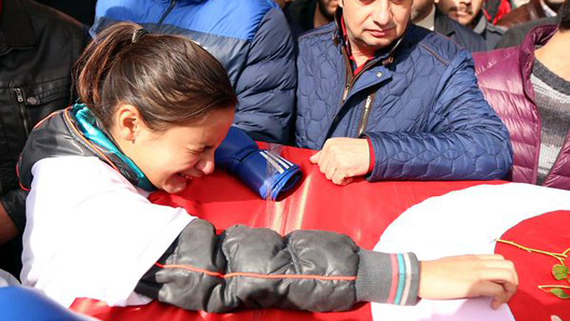 Vefat eden eski kıtalararası ağır sıklet boks şampiyonu sporcumuz Sinan Şamil Sam, Ankara'da toprağa verildi. Samsam