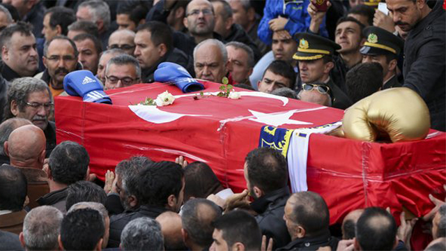 Vefat eden eski kıtalararası ağır sıklet boks şampiyonu sporcumuz Sinan Şamil Sam, Ankara'da toprağa verildi. Sin6