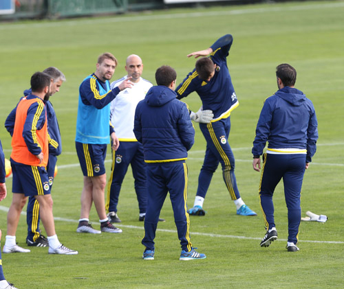 Fenerbahçe'de basına açık yapılan antrenmanın son bölümünde Caner'in sahadan çıkarken hocası Pereira ile konuşması dikkatlerden kaçmadı. 1­2 dakika süren ve zaman zaman hararetlenen diyalog kamerala yansıdı. Can1