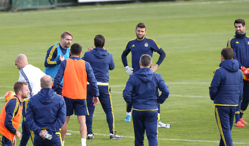 Fenerbahçe'de basına açık yapılan antrenmanın son bölümünde Caner'in sahadan çıkarken hocası Pereira ile konuşması dikkatlerden kaçmadı. 1­2 dakika süren ve zaman zaman hararetlenen diyalog kamerala yansıdı. Can2