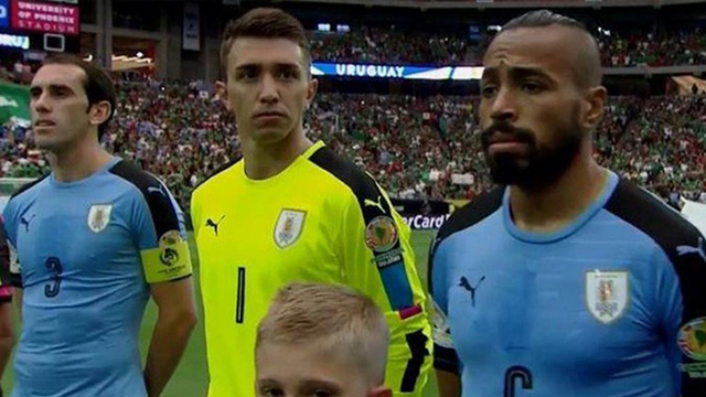 Galatasaray'ın Uruguay milli takımında forma giyen kalecisi Fernando Muslera bu sefer kurtarışlarıyla değil saha içindeki davranışlarıyla olay oldu. Musleraa2