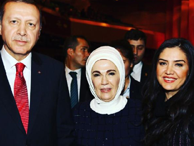Eşiyle birlikte İstanbul Haliç Kongre Merkezi'nde düzenlenen bir programa katılan Cumhurbaşkanı Recep Tayyip Erdoğan, 80'ler dizisinde 'Yıldız' rolünü oynayan Özlem Balcı'ya övgüler yağdırdı. Ozlem-balci1
