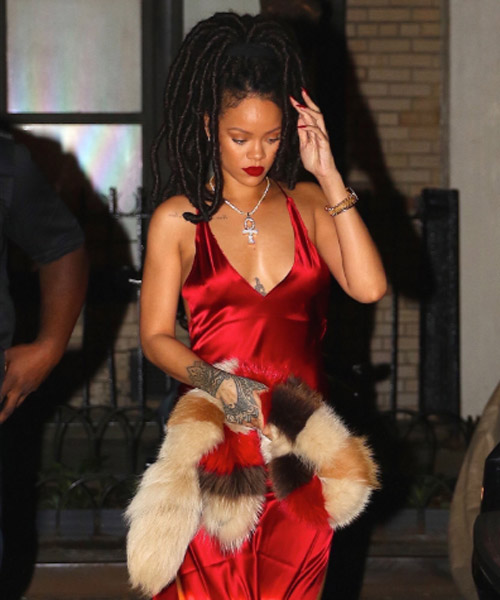 Barbadoslu şarkısı Rihanna, dün akşam New York'ta bir gece kulübünün çıkışında görüntülendi. Riri lakaplı ünlü şarkıcı hem saçlarıyla hem de kıyafetiyle tüm bakışları üzerinde topladı. 2366bf9d333b263943270e5649e4b83d