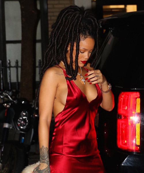 Barbadoslu şarkısı Rihanna, dün akşam New York'ta bir gece kulübünün çıkışında görüntülendi. Riri lakaplı ünlü şarkıcı hem saçlarıyla hem de kıyafetiyle tüm bakışları üzerinde topladı. 337e6bc1a976ae23786548bc3a0f1e37