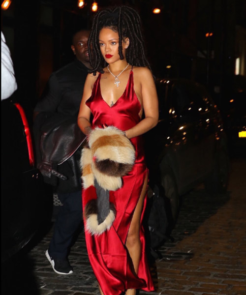 Barbadoslu şarkısı Rihanna, dün akşam New York'ta bir gece kulübünün çıkışında görüntülendi. Riri lakaplı ünlü şarkıcı hem saçlarıyla hem de kıyafetiyle tüm bakışları üzerinde topladı. 7893e9df69499035f8f049ffe165094a