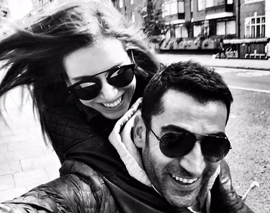 Kenan İmirzalıoğlu ve nişanlısı Sinem Kobal, Rıza Kocaoğlu'nun tek kişilik gösterisi "Ormanlardan Hemen Önceki Gece"yi izledi. Sinem-kenan-kiz3_400