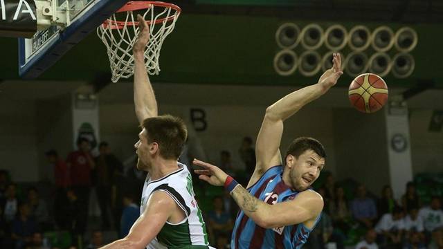 Türkiye Basketbol Ligi play-off çeyrek final serisi ilk maçında Trabzonspor Medical Park, iki uzatma sonunda Darüşşafaka Doğuş'u 79-76 yenerek seride 1-0 öne geçti.  İki kez uzatmaya giden maçta Darüşşafaka'yı mağlup eden Trabzonspor Medical Park, TBL pla Tssss-640