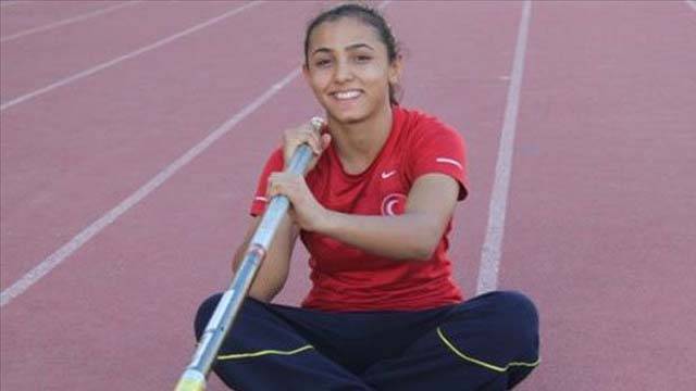 İstanbul'da yapılan 70'inci Cezmi Or Kupası Atletizm Yarışmalarında Demet Parlak, sırıkla atlamada 15 yıldır kırılamayan büyükler Türkiye rekorunu kırdı. Siriklaatlama-640