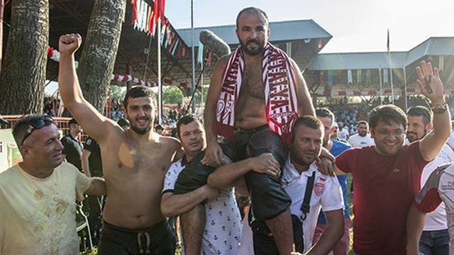 Edirne'de düzenlenen 654. Tarihi Kırkpınar Güreşleri finalinde hemşehrisi eski başpehlivan Osman Aynur'u yenen Antalyalı Orhan Okulu ilk kez altın kemerin sahibi oldu. Okulu-640