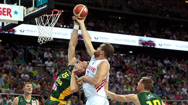 2015 FIBA Avrupa Şampiyonası'na hazırlanan Türkiye A Milli Basektbol Takımı, Litvanya'nın Kaunas şehrinde düzenlenen Huawei Kupası'ndaki ilk maçında ev sahibi Litvanya'ya 86-74'lük skorla mağlup oldu Yenillda-640