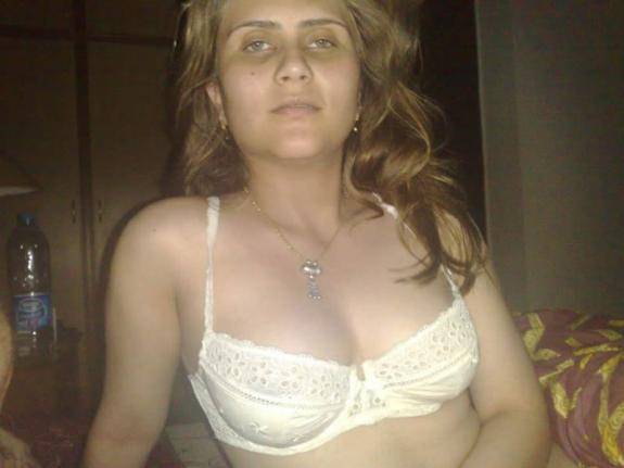 باكستانية كبيرة شوية بس باين عليها الخبرة 167244829ab7b939604004f329b6c3a84ef17c0f