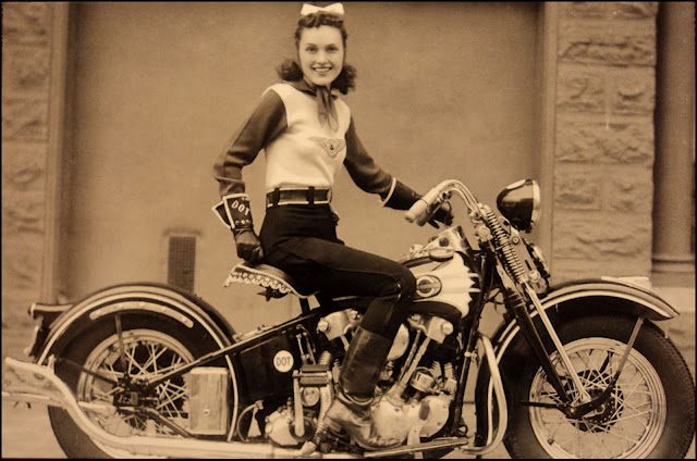 Vieilles photos (pour ceux qui aiment les anciennes photos de bikers ou autre......) - Page 3 Harley-and-girl-8-37df9e1