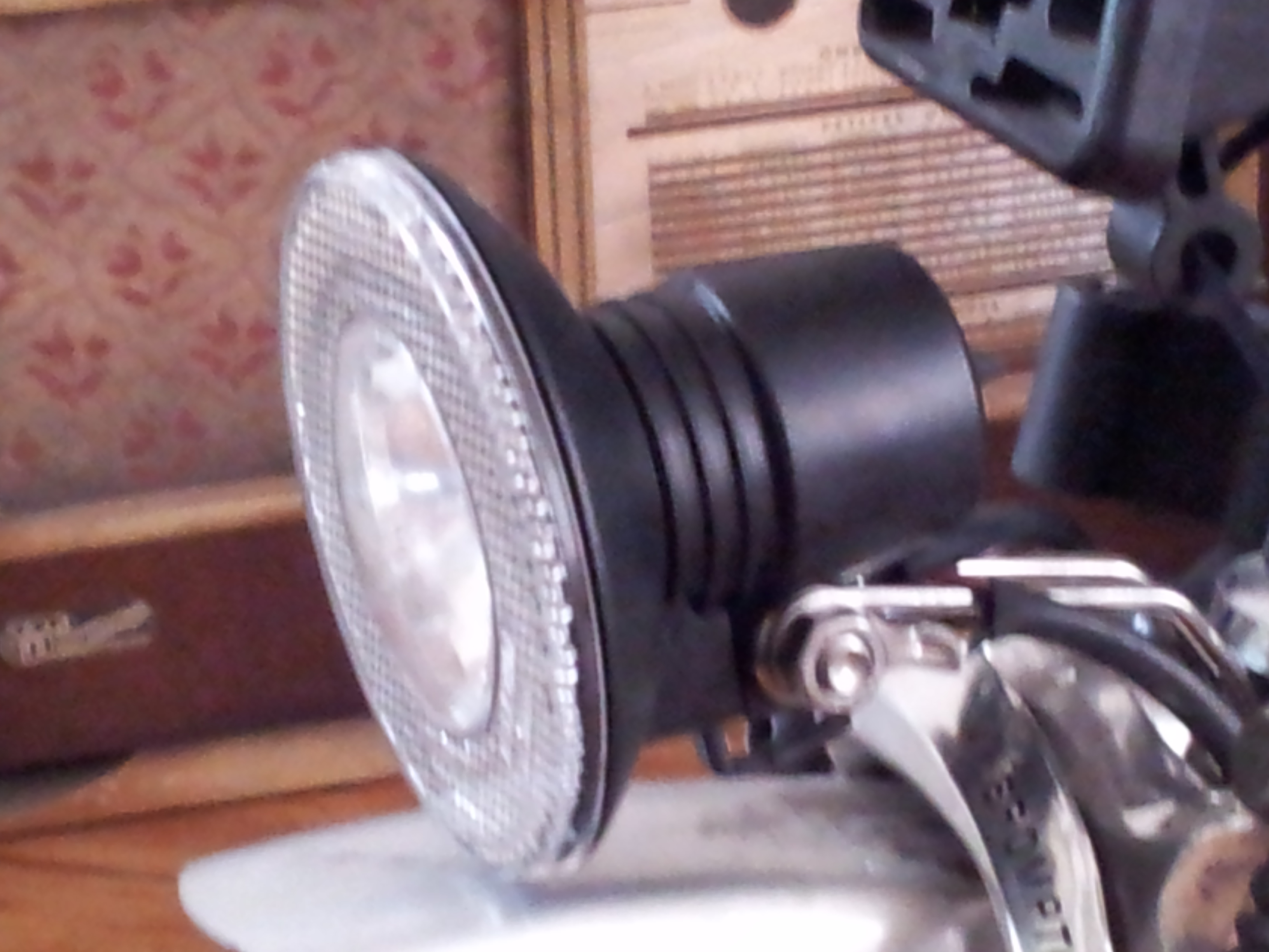 Problème de lumière sur la dynamo moyeux Shimano: Analyse et solution  Lampe-halog-ne-36ccd50
