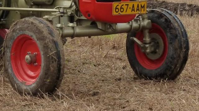 Restauration Zetor 4511 et de son embrayage. Zetor-4511---au-champs-377b923