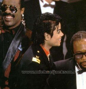 1986- The 28th Grammy Awards Th_779918622_017_23_122_176lo